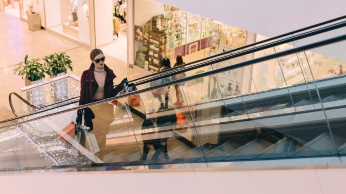 US retail sales lose steam in October after hurricanes